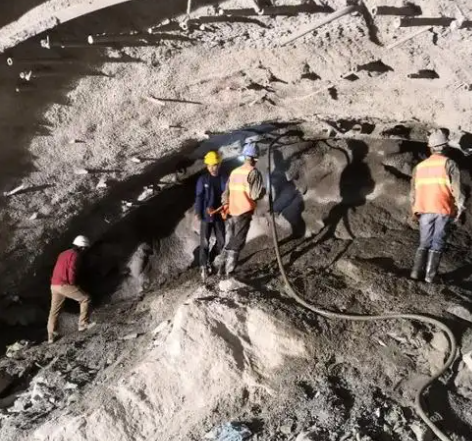 潜山拱顶带模注浆料的施工流程及注意事项